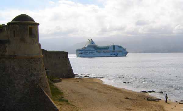 beach-cruiseShip-050505