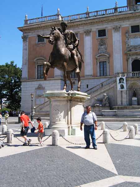 Ernst-RomanStatue-Palazzo Senatorio-050205-148p