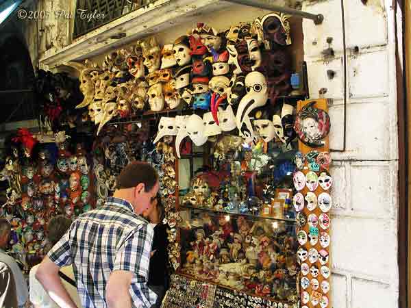 Masks-OnRialtoBridge-043005-348p