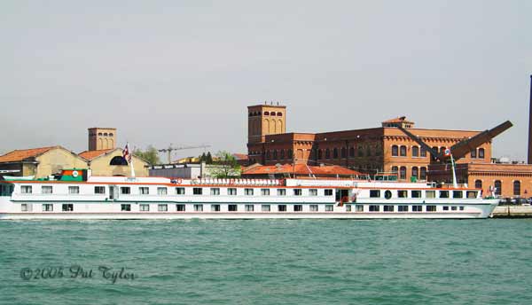 msVenezia-PoRiverCruiseBoat-043005-1151a