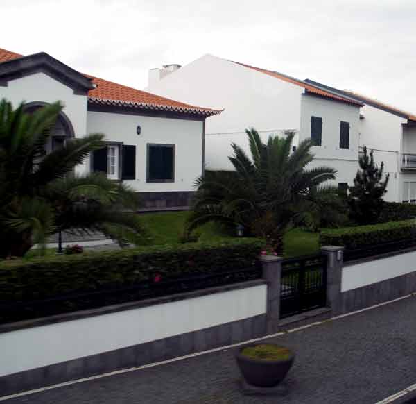 RibeiraGrande-Houses-041805-924a