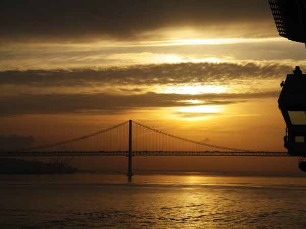 Sunrise-4-25thBridge-042005-720a